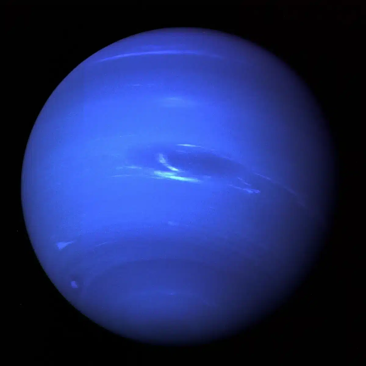 Illustrazione di un sub-Nettuno vicino alla sua stella con erosione atmosferica