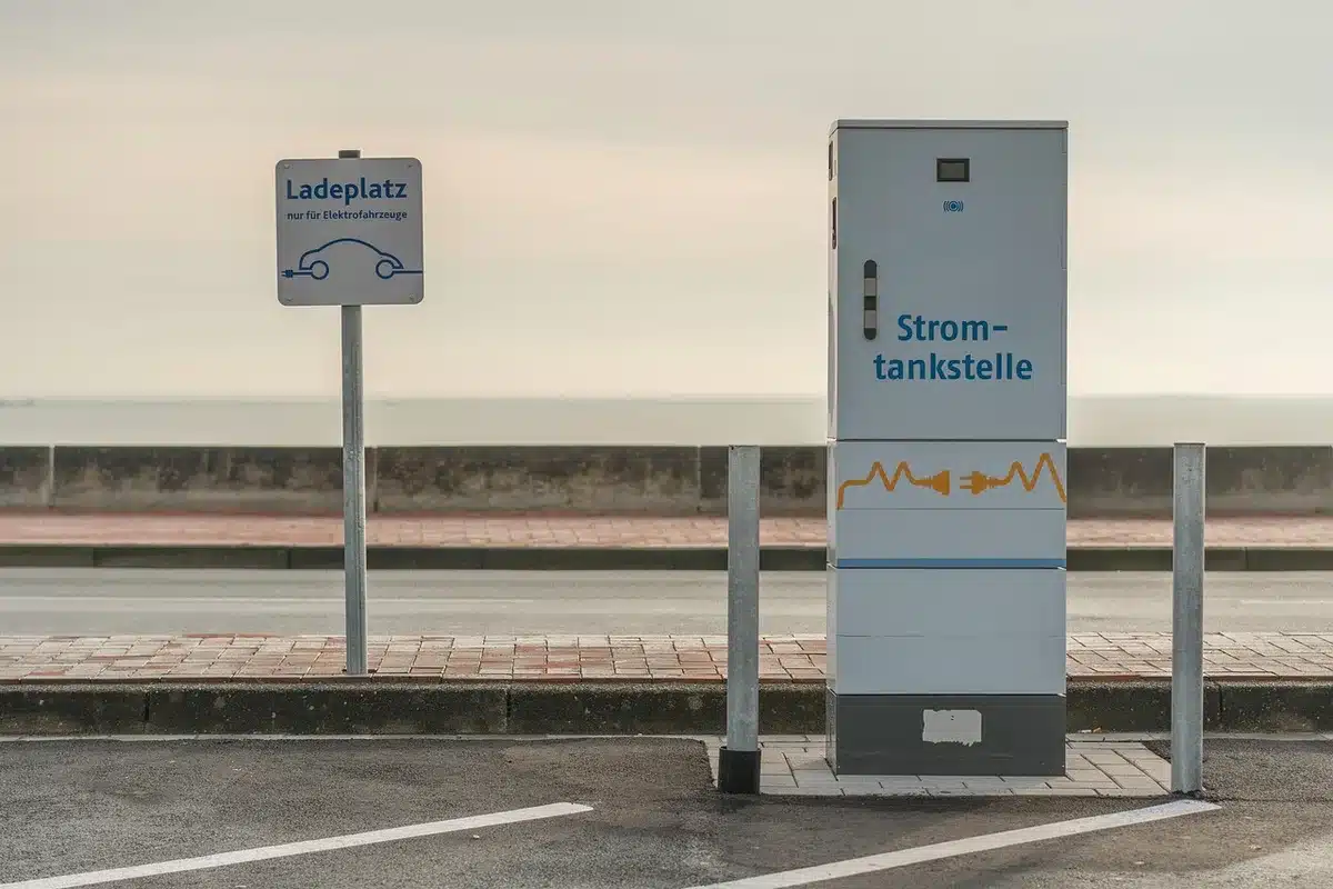Colonnine ultraveloci lungo una strada extraurbana