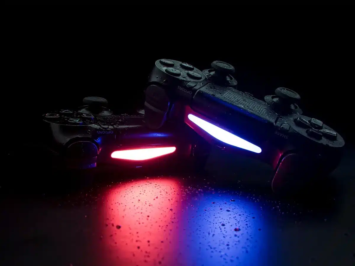 Primo piano delle levette analogiche di un controller per videogiochi