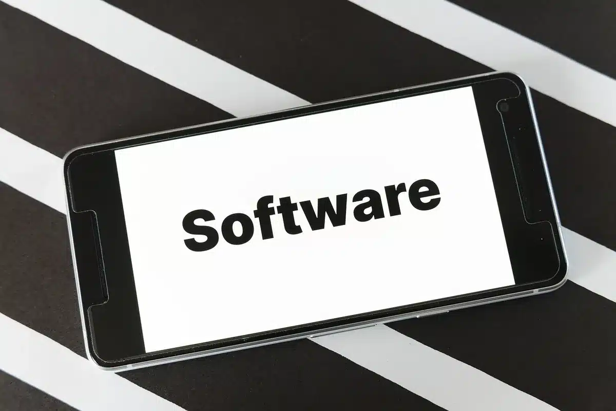 Interfaccia low-code che mostra la creazione visuale di un'app e flussi automatizzati