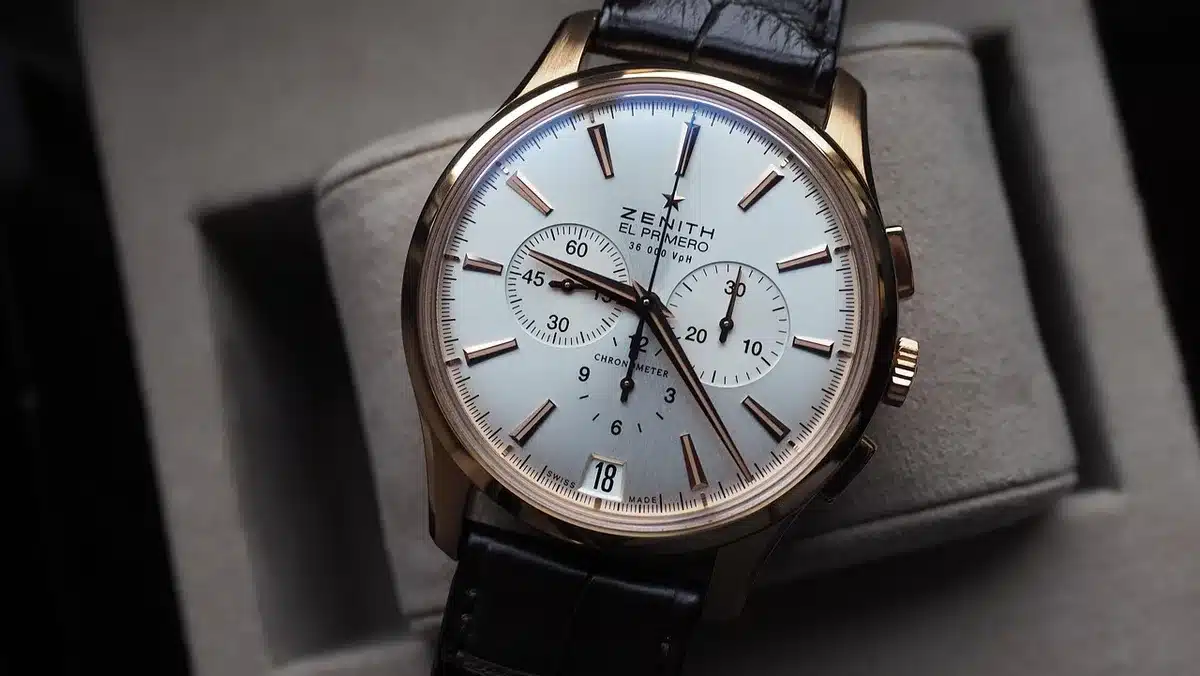 Dettaglio della lunetta in titanio e cassa su uno sportwatch resistente