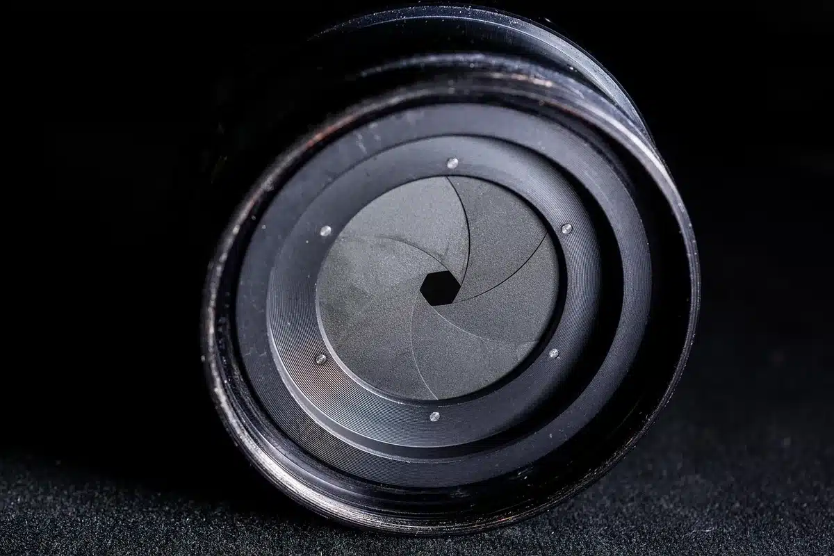 Vista ravvicinata dell'obiettivo grandangolare e corpo della dash cam