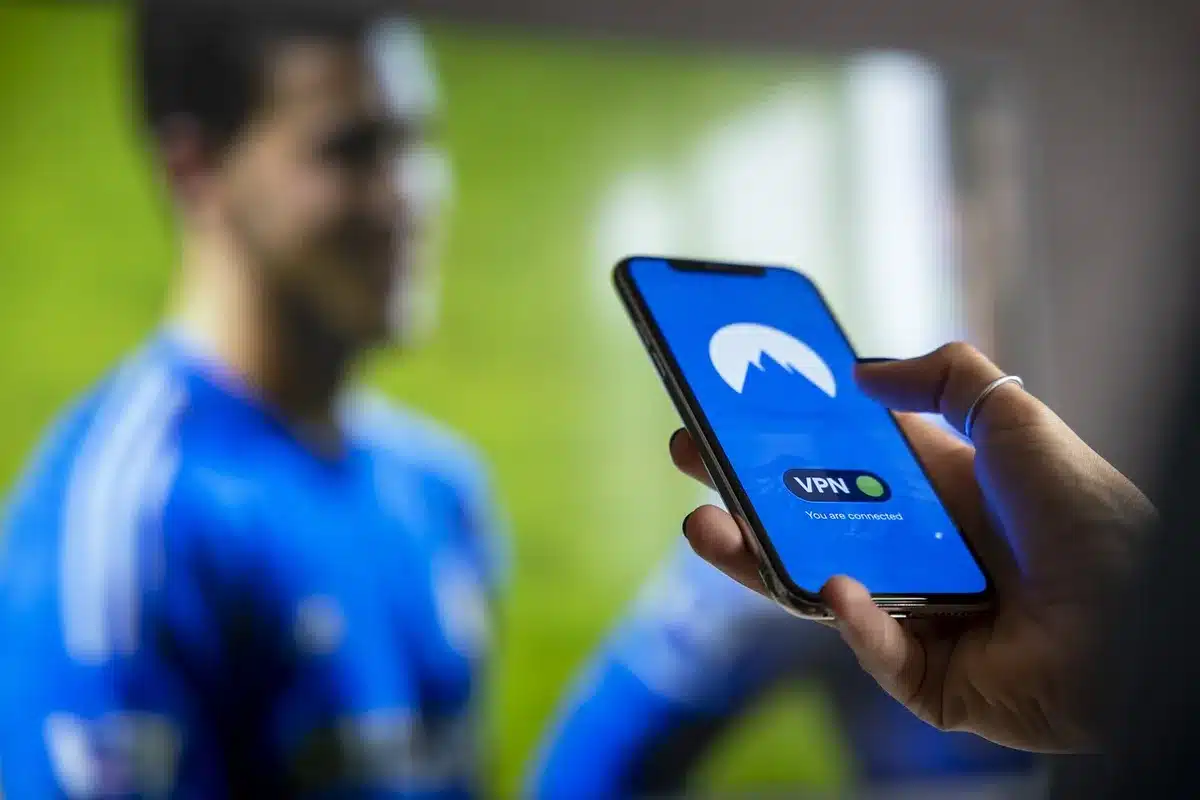 Smartphone che mostra un video registrato collegato via Wi‑Fi alla dash cam