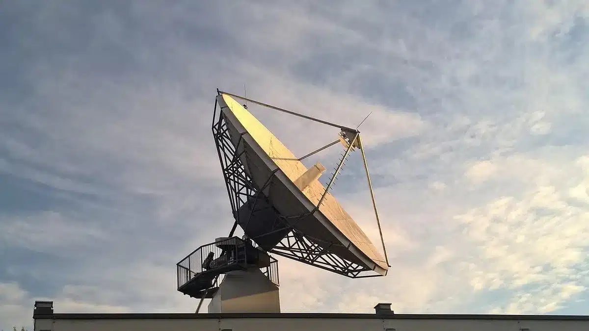 Illustrazione di satelliti in orbita geostazionaria sopra la Terra