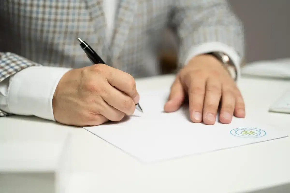 Firma di un contratto tra ESA e aziende aerospaziali europee