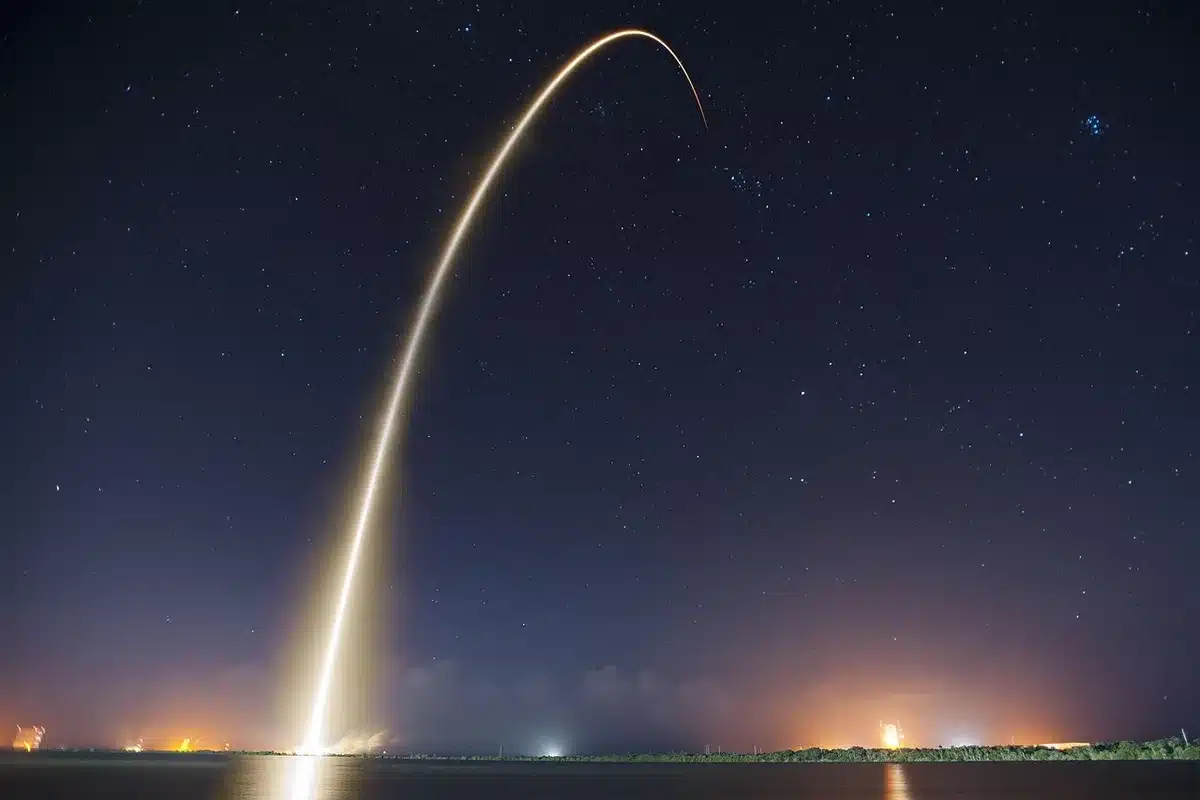 Lancio di un razzo Ariane in decollo verso il cielo