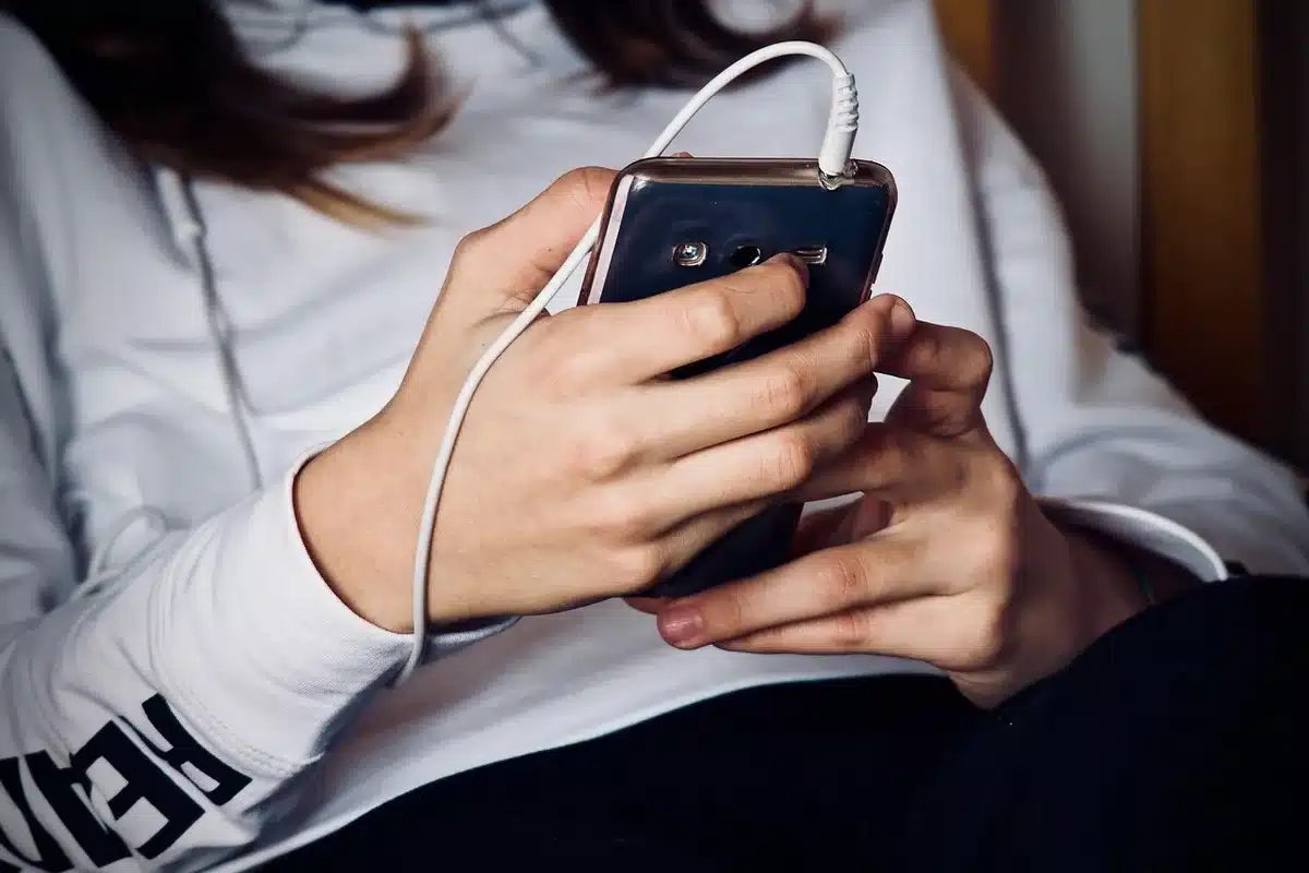 Schermo che mostra più download o installazioni in corso su uno smartphone