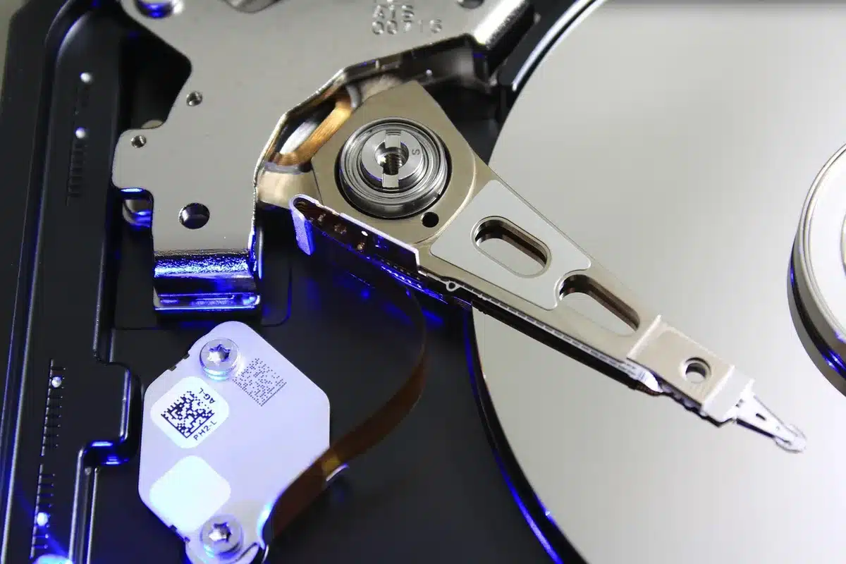 Hard disk esterno collegato a una console per aumentare lo spazio di archiviazione