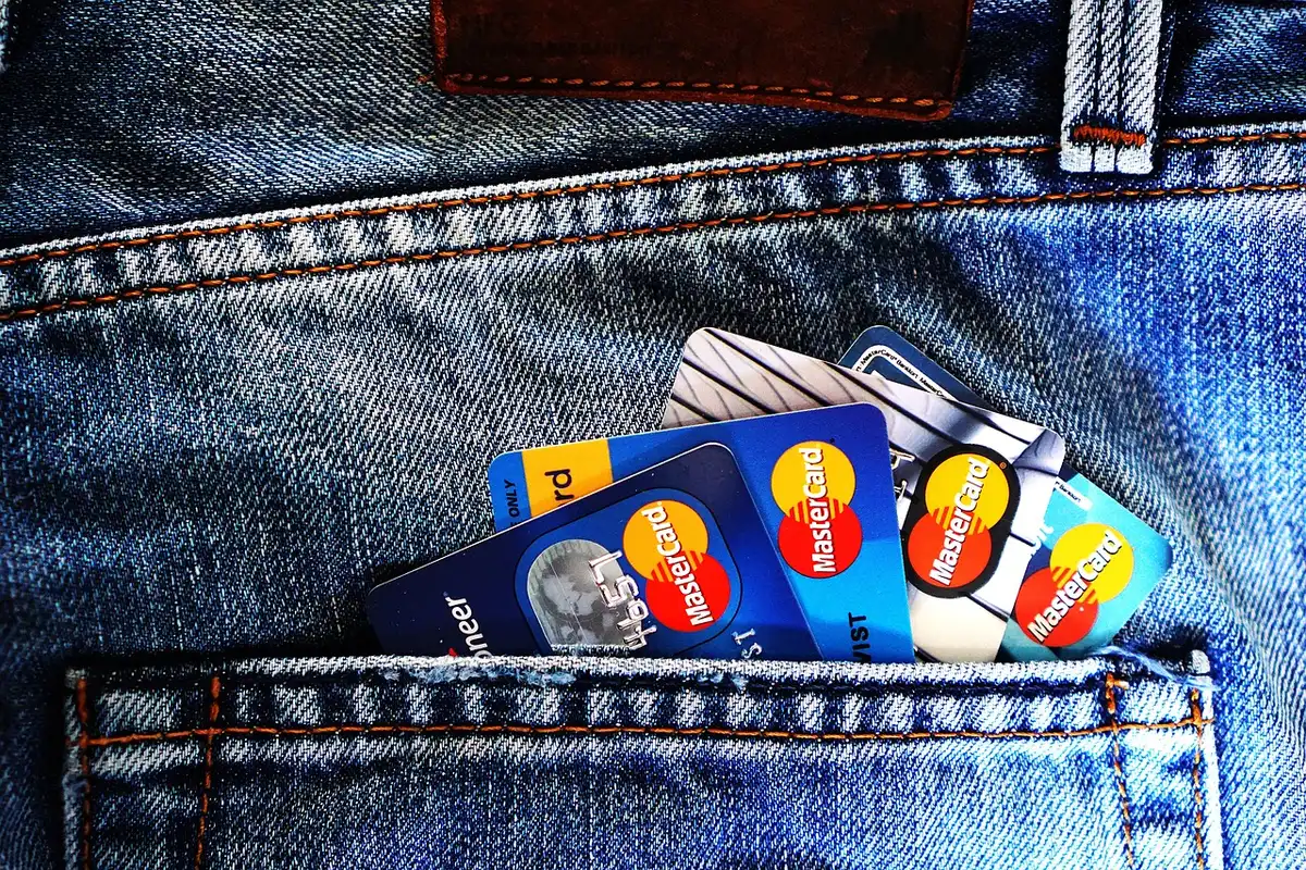 Documenti di identità e moduli di apertura conto bancario su una scrivania