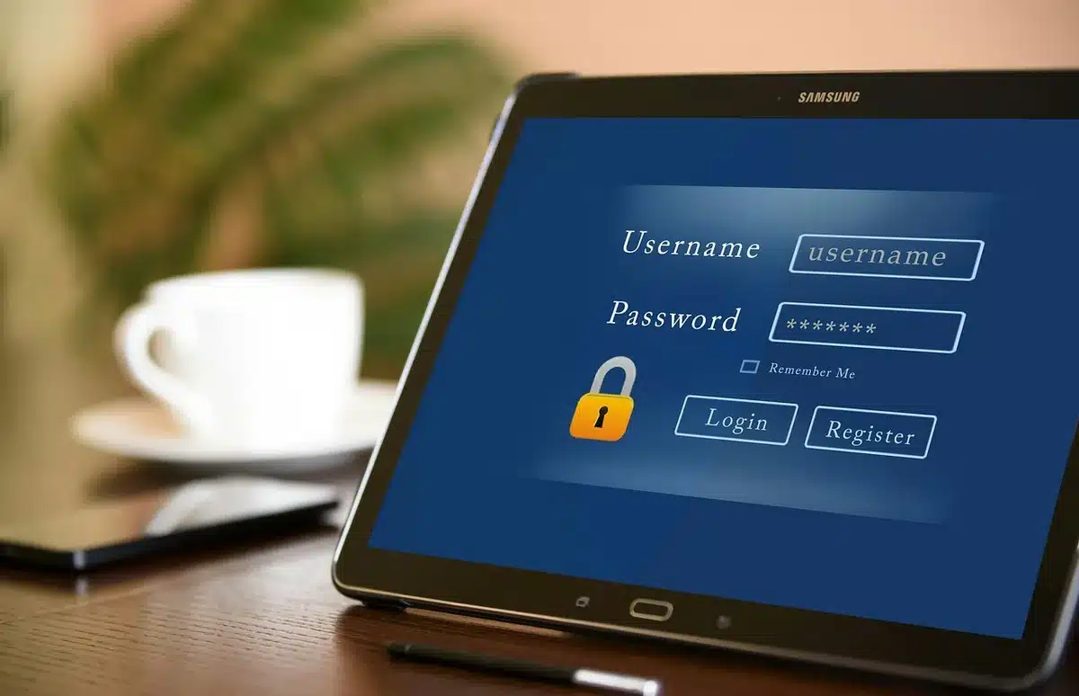 Dispositivo mobile con schermata di autenticazione a due fattori e protezione dei dati