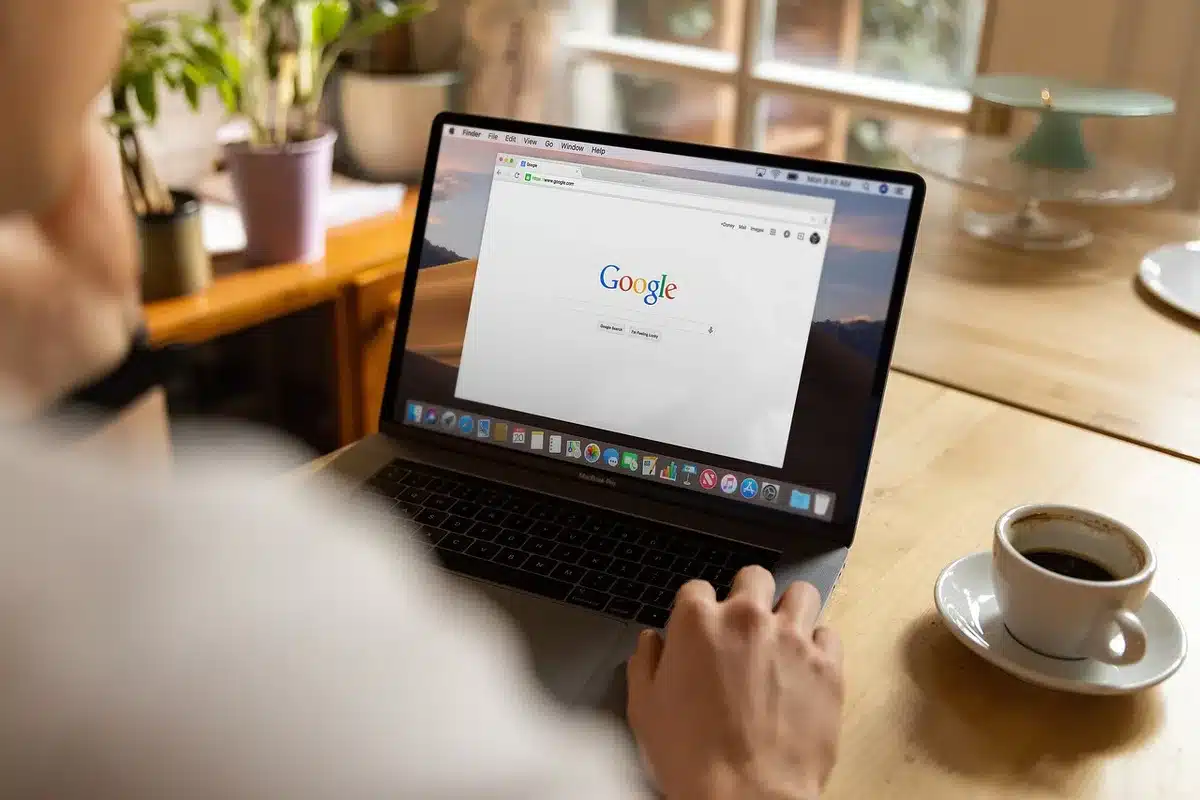 Schermata di browser con tool di automazione e codice in background