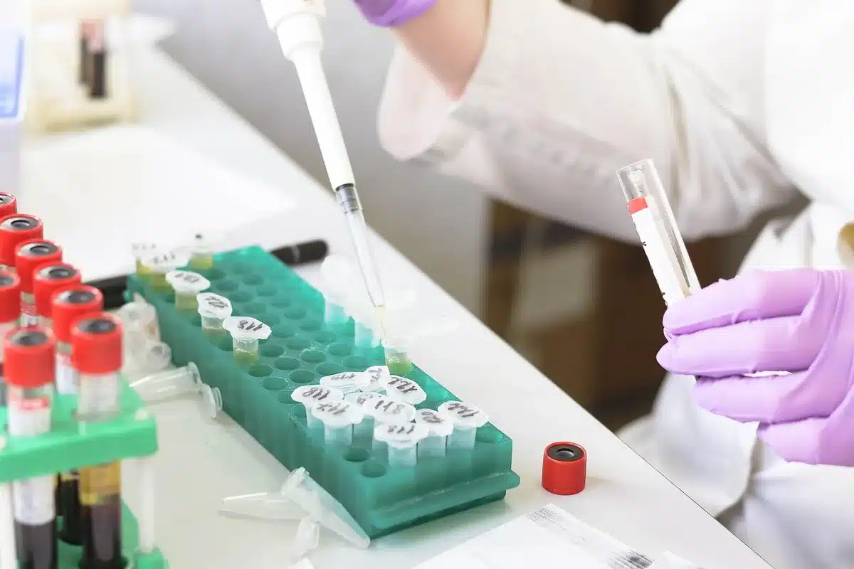 Ricerca di vulnerabilità su schermi multipli in laboratorio di sicurezza