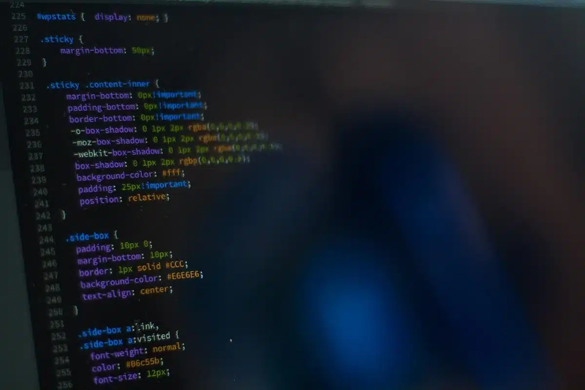 Sviluppatore al computer che consulta codice AOSP