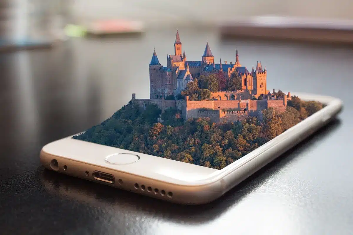 Smartphone moderno su una scrivania con cuffie e schema piegato