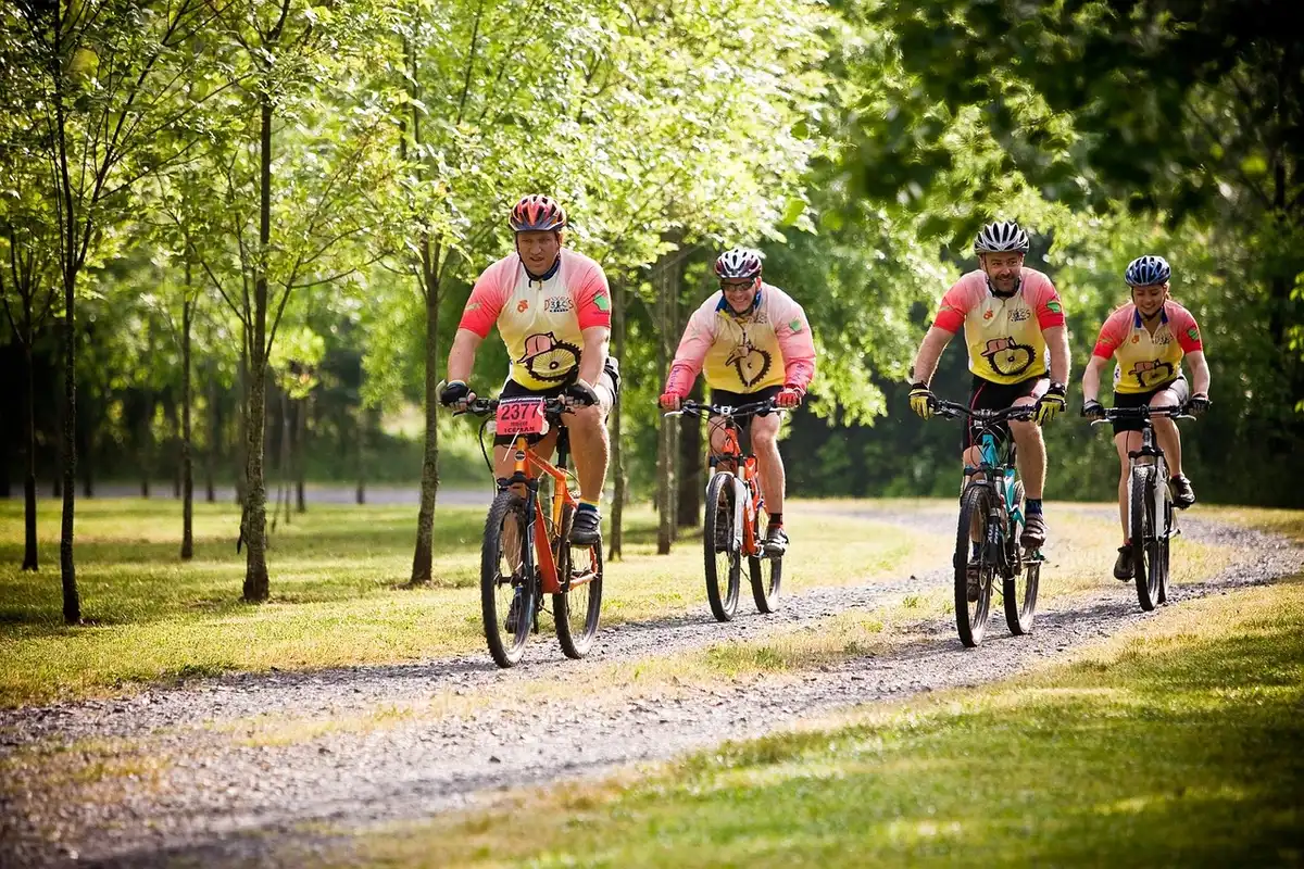 Ciclista in salita su sentiero montano con monitoraggio cadenza e dislivello