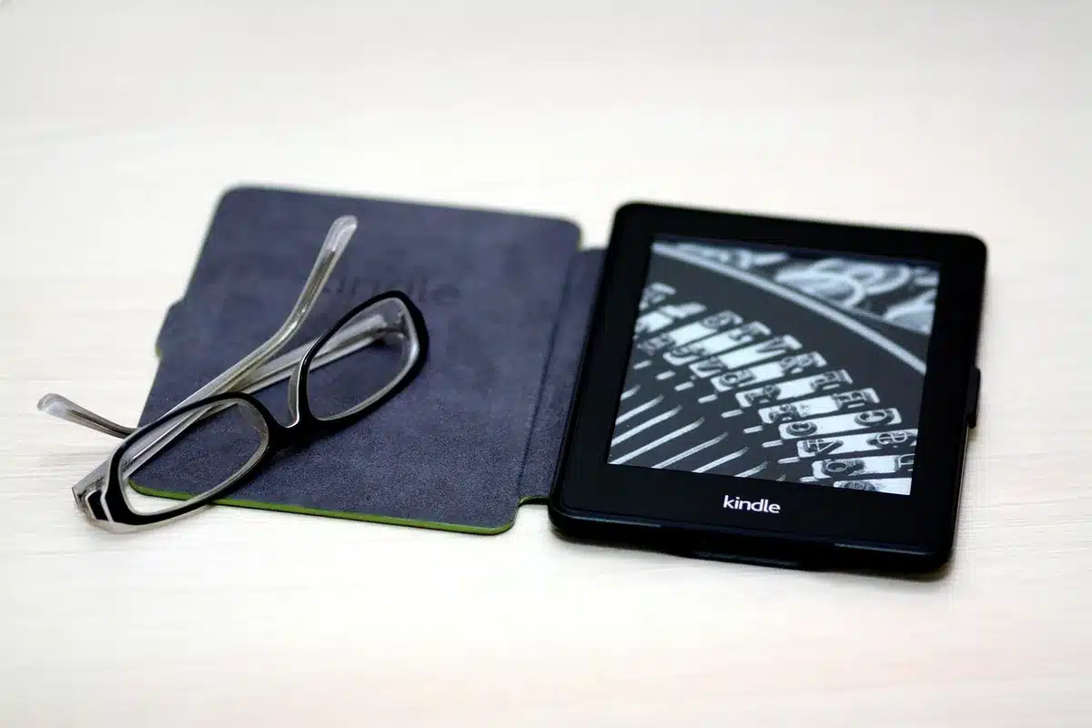 Primo piano dello schermo da 10,2 pollici di un e-reader anonimo
