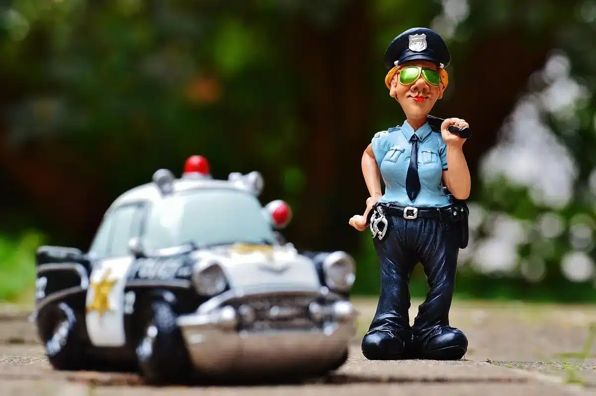 Dettaglio della livrea bianco e blu su una sportiva di servizio della polizia