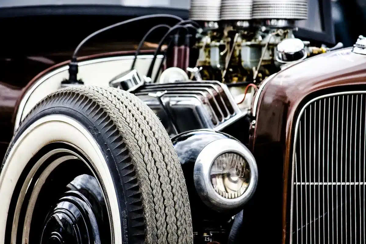 Particolare del vano motore e del sistema ibrido plug-in con V8