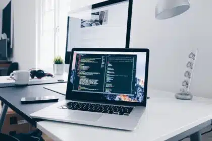 Due laptop sottili su un tavolo da fiera, uno con schermo parzialmente esteso