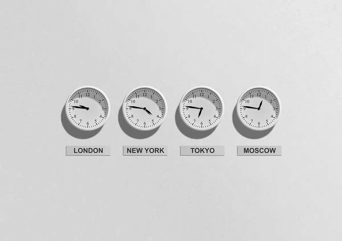 Concetto visivo di manipolazione del tempo con orologio e effetti scia