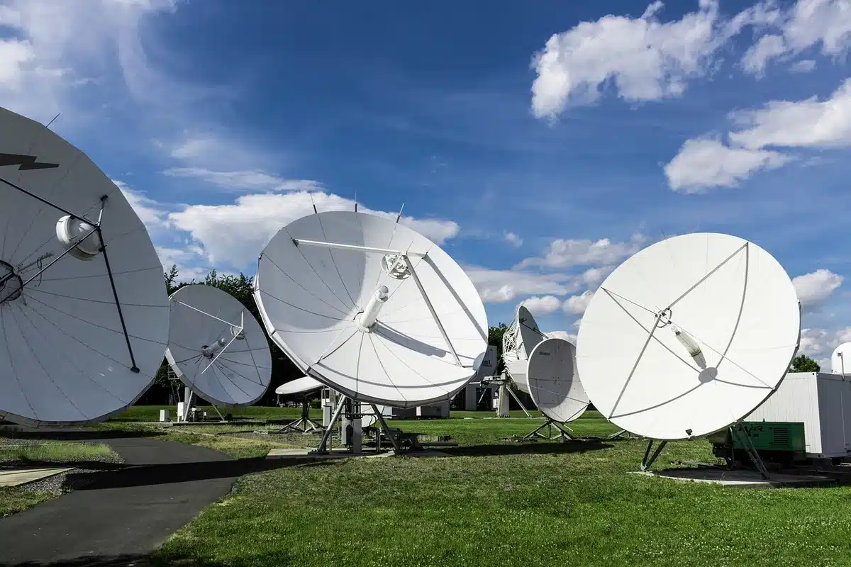 Illustrazione di un satellite in orbita che comunica con uno smartphone tramite onde radio