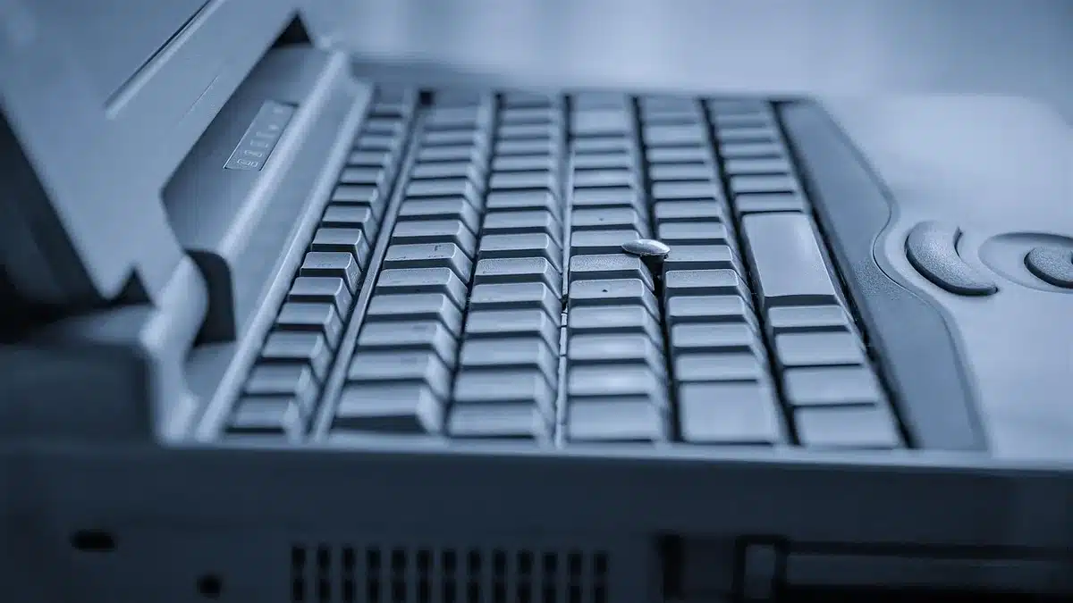 Schermo di computer con finestra di aggiornamento antivirus
