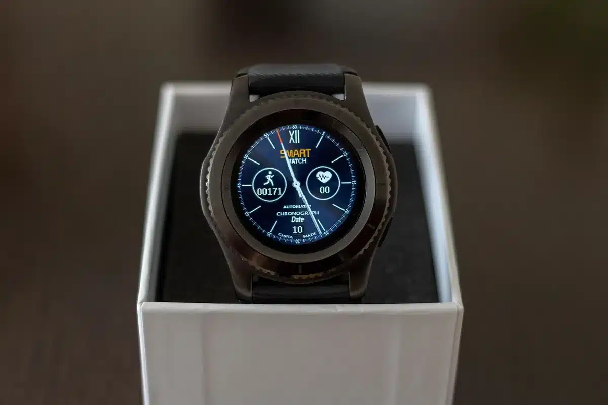 Persona che corre indossando uno smartwatch che monitora la frequenza cardiaca