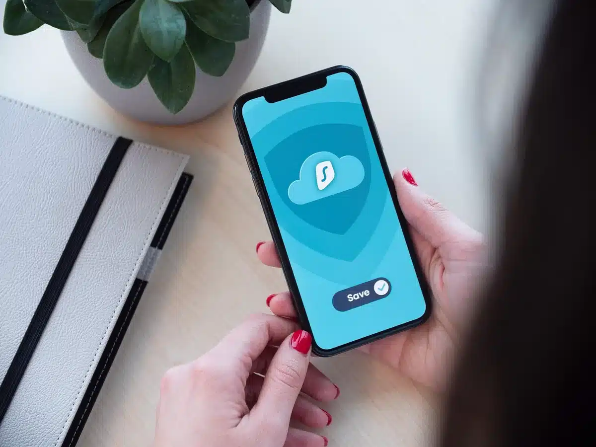 Schermo con simboli di crittografia e protezione dati per illustrare la sicurezza della VPN