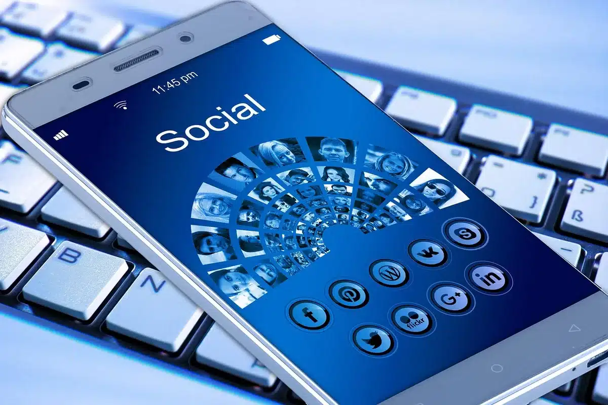 Smartphone con icona eSIM e simbolo di connessione globale per chi viaggia