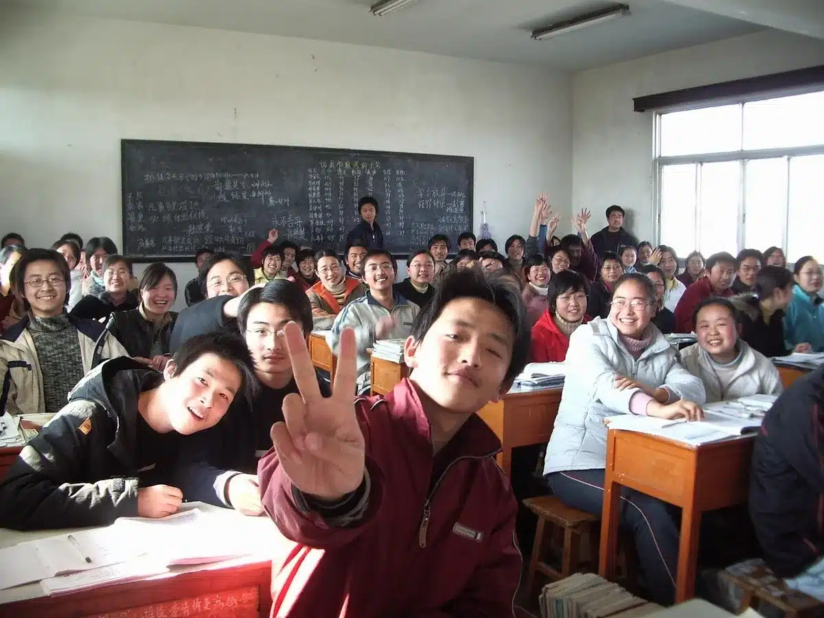 Insegnante che guida studenti nell'uso critico di un tablet in classe