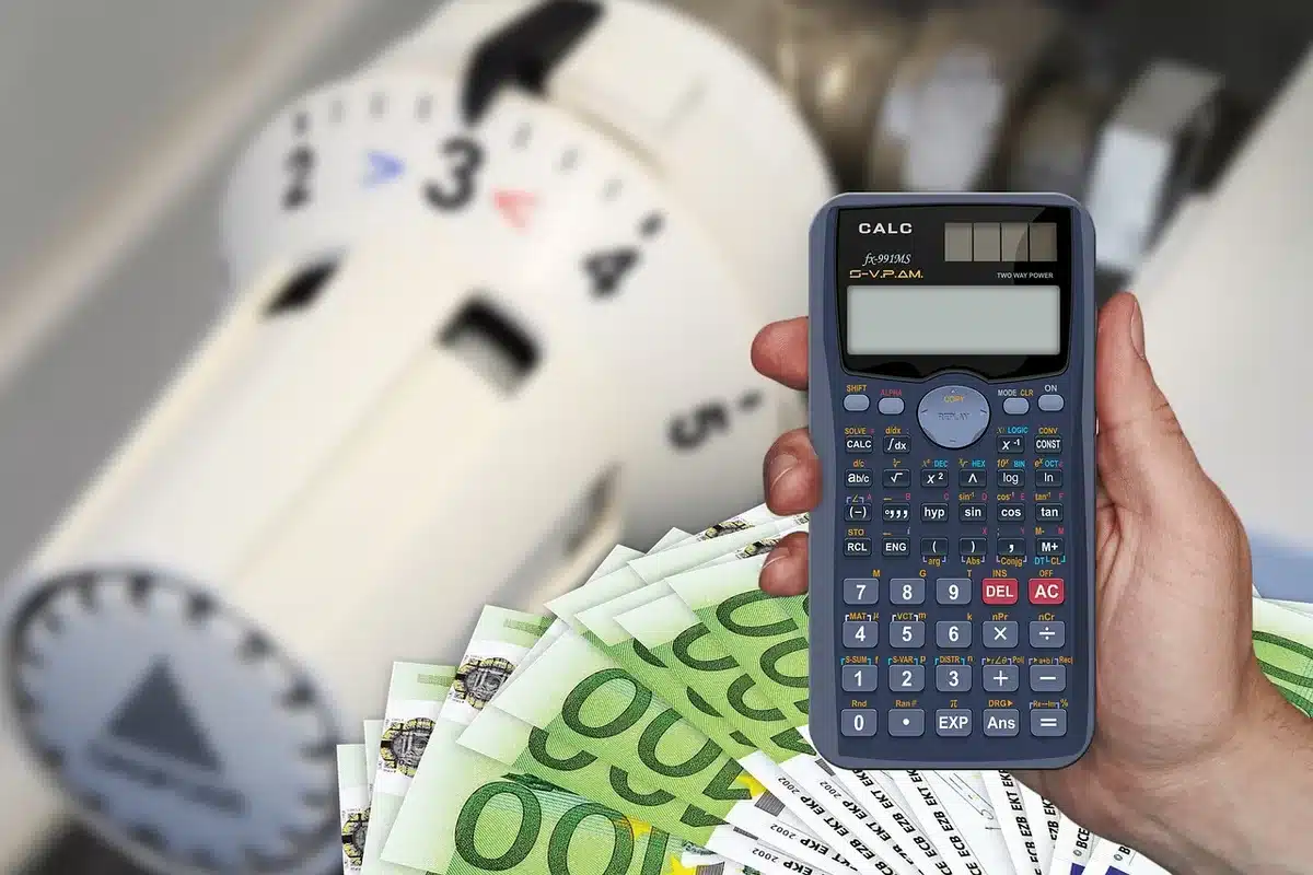 Famiglia che pianifica il budget domestico guardando le spese energetiche mensili
