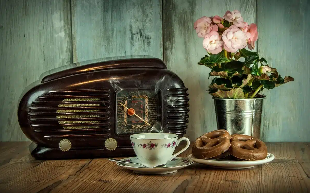 Vecchia radio domestica d'epoca, simbolo delle origini di Packard Bell nel 1926