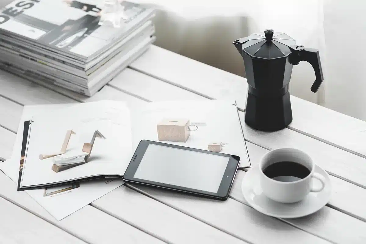 Collezione di accessori tech e gadget lifestyle moderni su superficie minimale