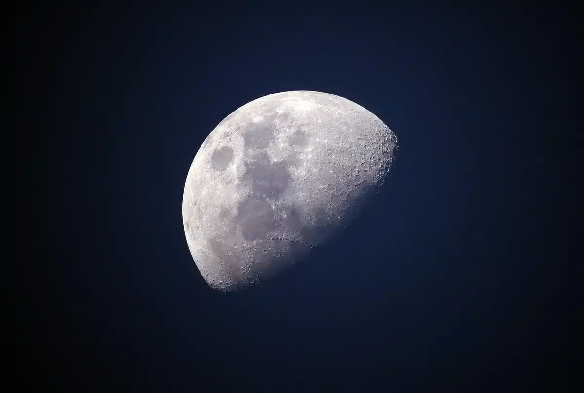 Tecnici in cleanroom accanto a una piattaforma satellitare non identificata