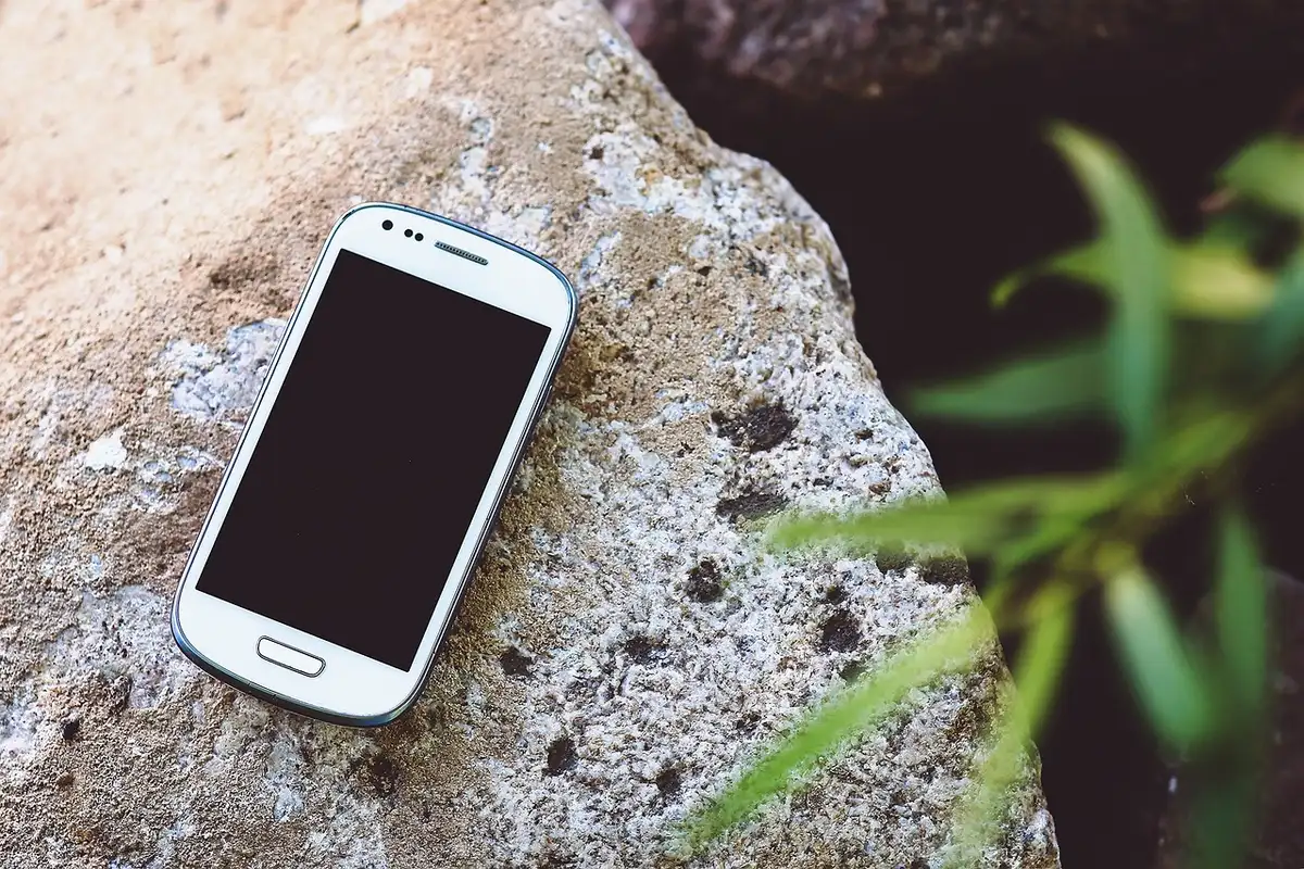 Galaxy Z Fold8 vista laterale aperta che mostra lo schermo interno rinforzato