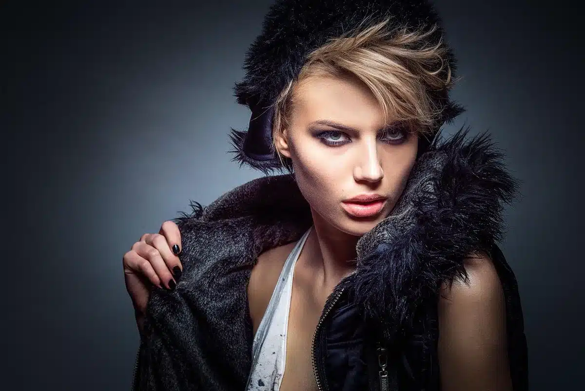 Makeup scenografico e abbigliamento giovanile ispirati a una serie teen