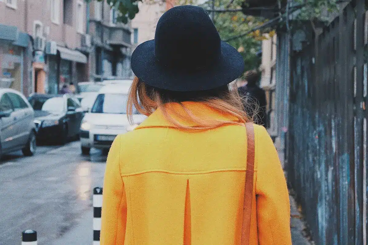 Donna in strada con outfit metropolitano e accessori iconici