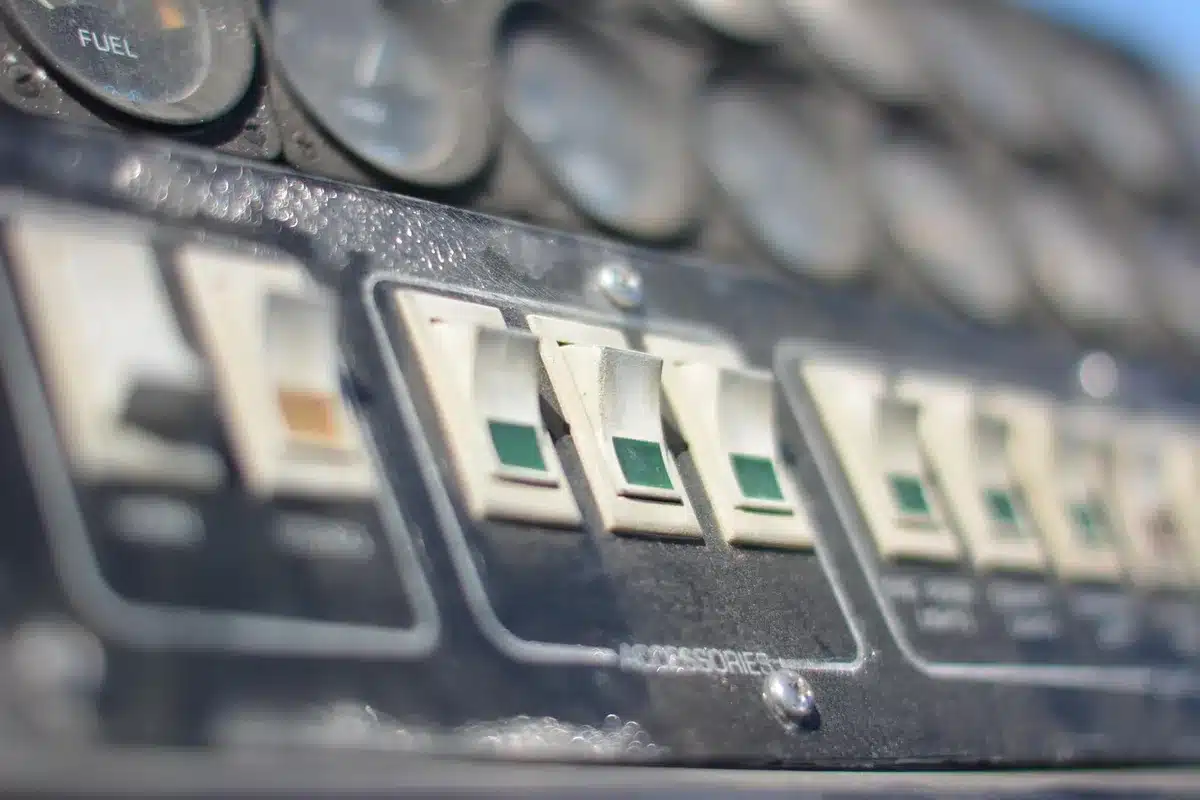 Delegati in tavola rotonda con bandiere e laptop per negoziati internazionali