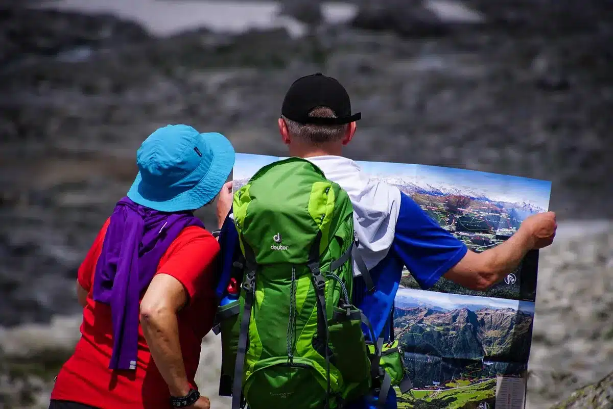 Sportwatch con mappa offline visibile sullo schermo durante un'escursione