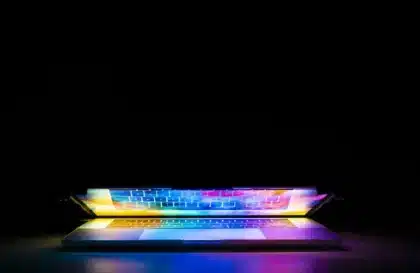 Codice digitale per gioco vicino a tastiera con illuminazione blu e rossa