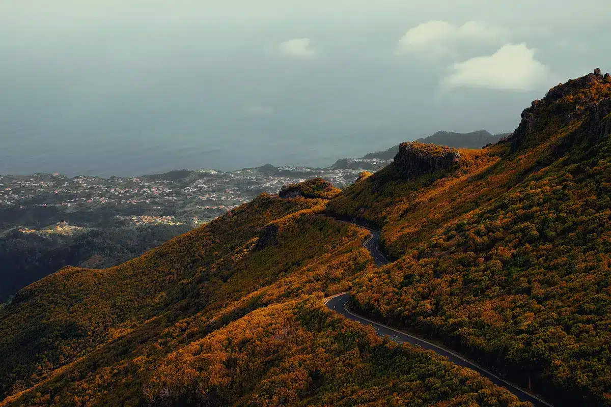 Strada panoramica che sale verso il Monte Mottarone con vista sul lago