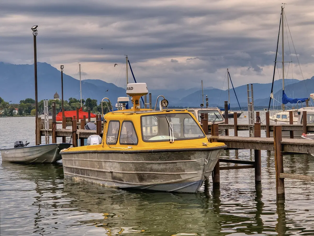 Motoscafo che attracca davanti a una villa sul lago, silhouette sul pontile