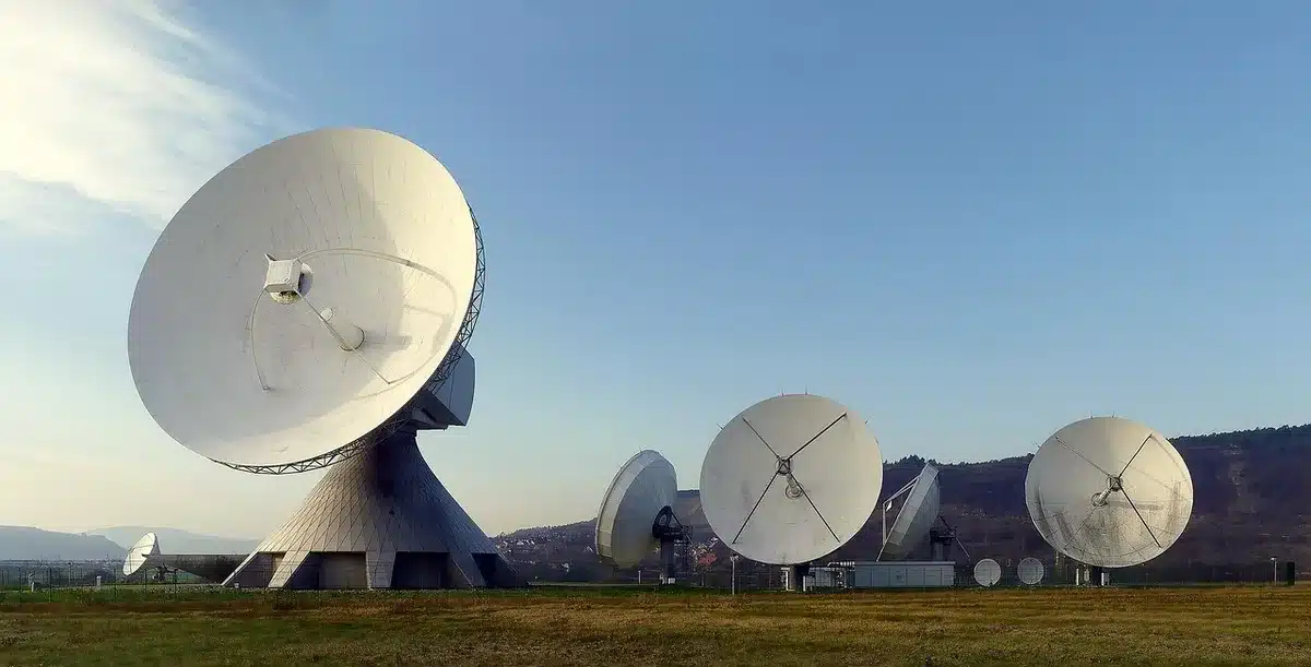 Telecomando e menu di risintonizzazione su schermo TV