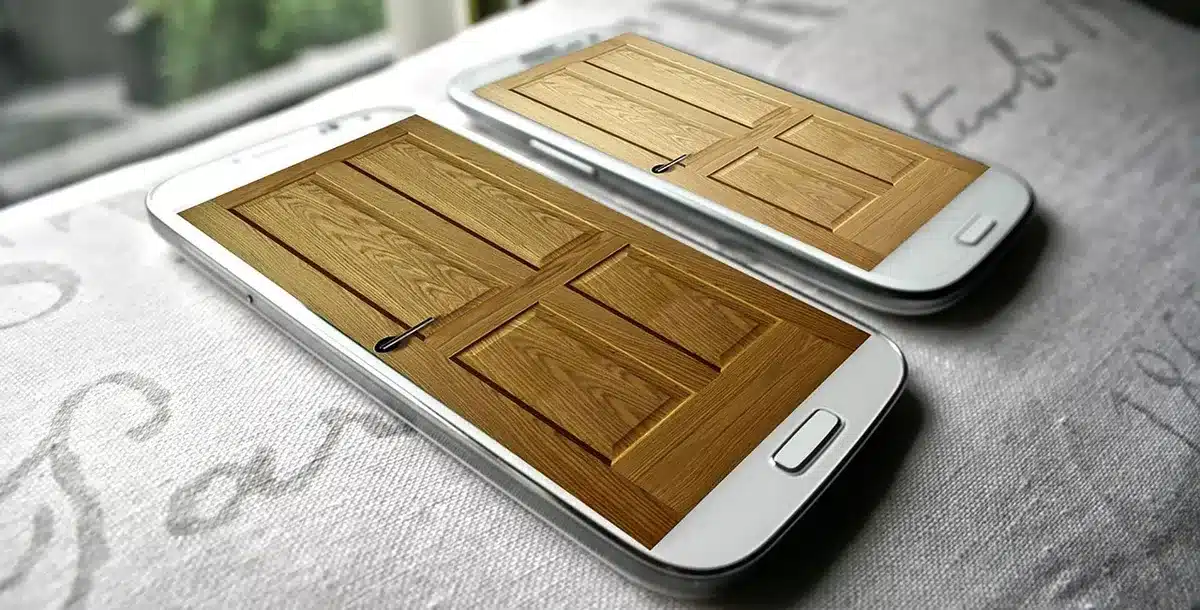 Smartphone che mostra un'app di autenticazione a due fattori