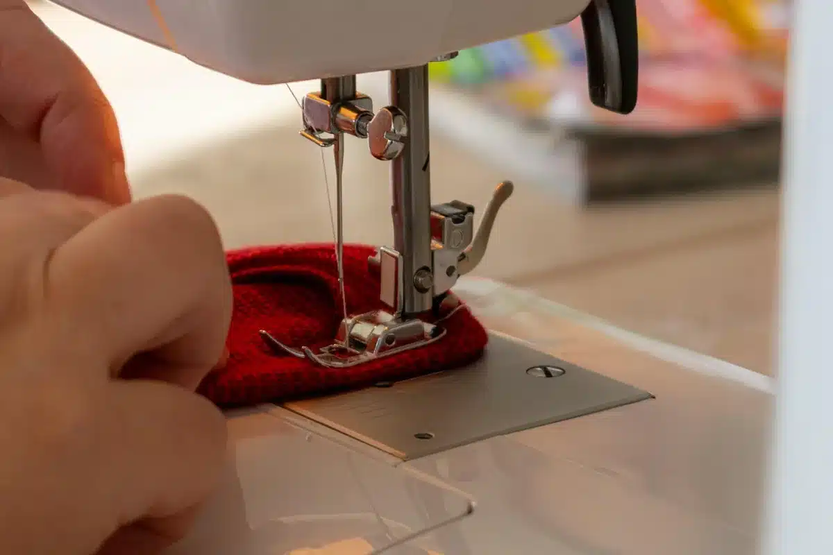 Bambini in laboratorio che partecipano a un workshop di upcycling tessile
