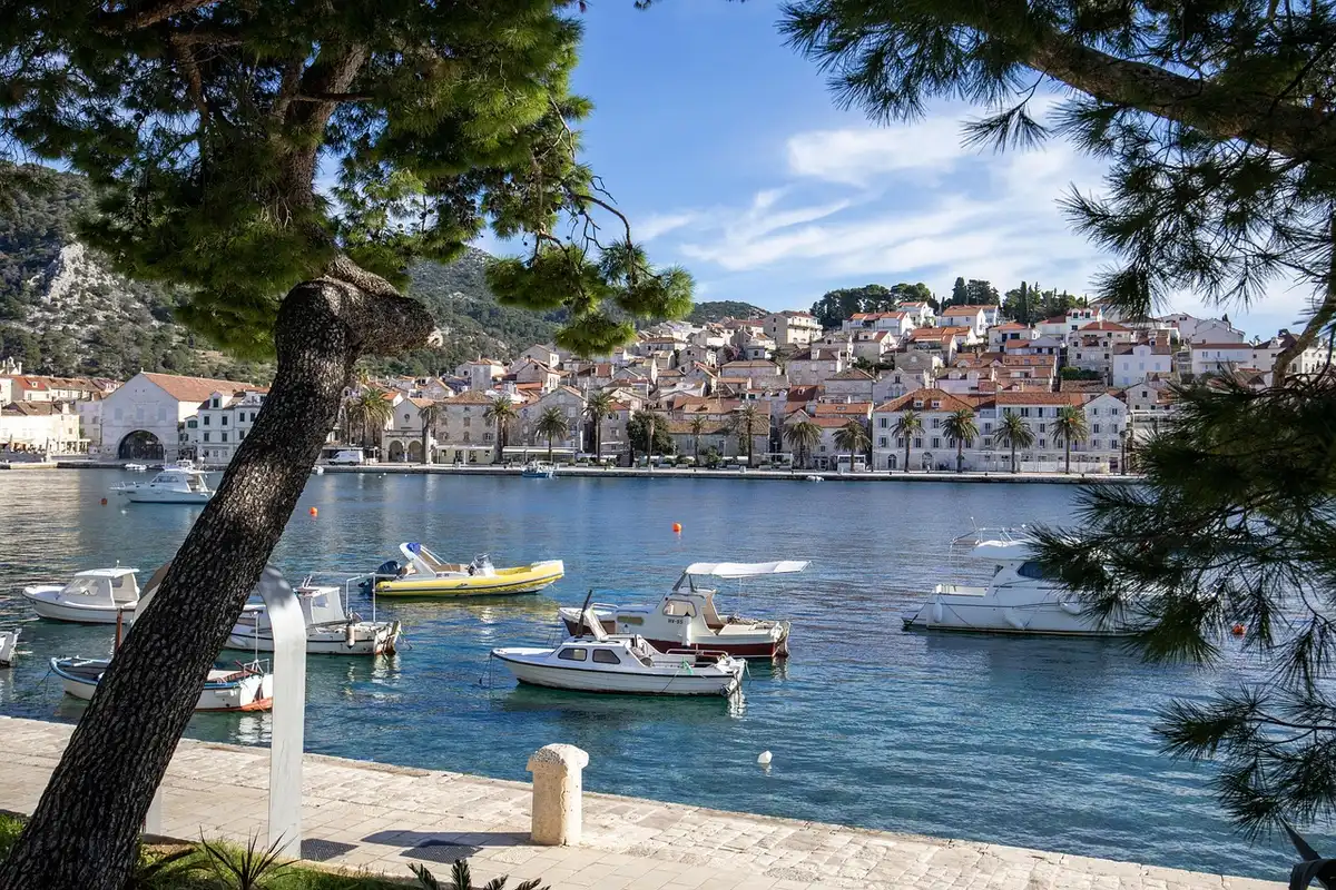 Porto mediterraneo con container e accesso a infrastrutture logistiche