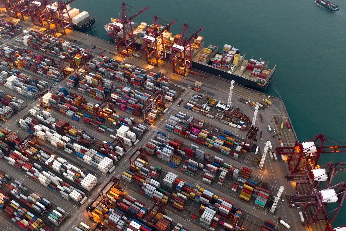 Linea ferroviaria e area industriale con magazzini vicino al porto
