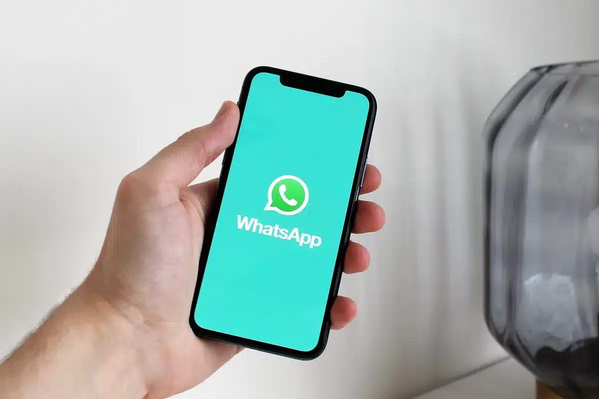 Schermata generica di una app VPN su laptop con mani anonime