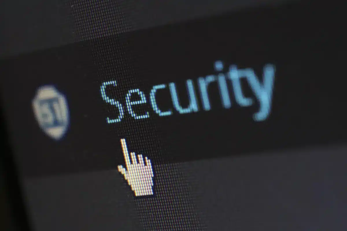 Schermo di scansione antivirus in tempo reale con barra di progresso e icone di protezione