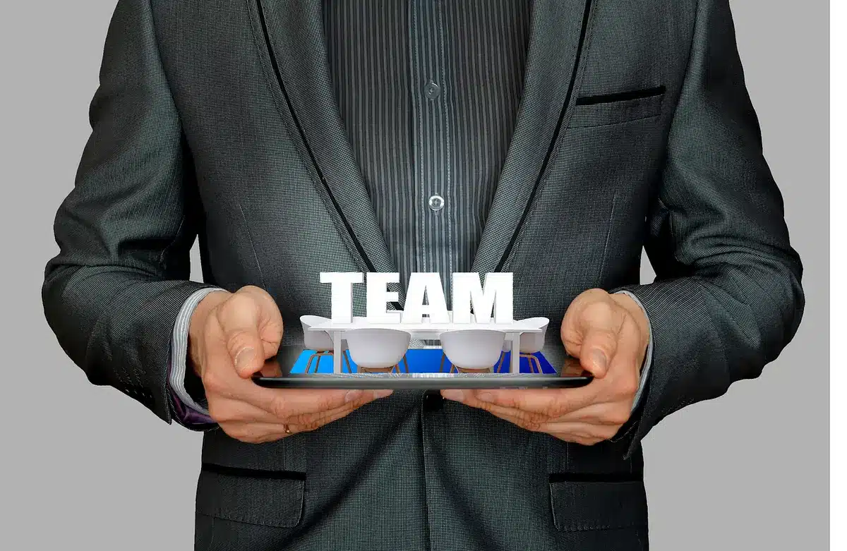 Piccolo team che discute budget e strategia intorno a un tavolo
